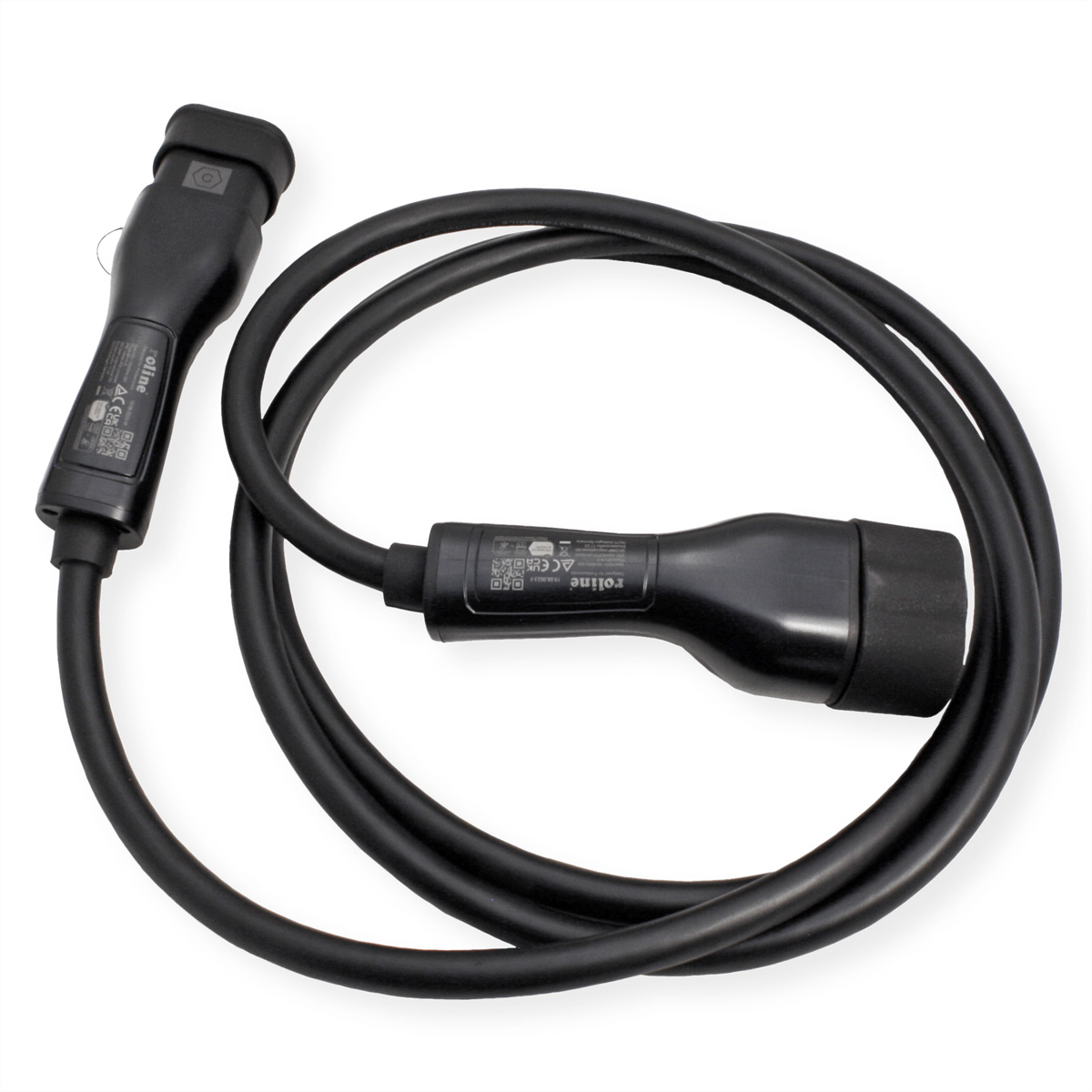 Câble de charge noir avec deux connecteurs, enroulé, sur une surface blanche.