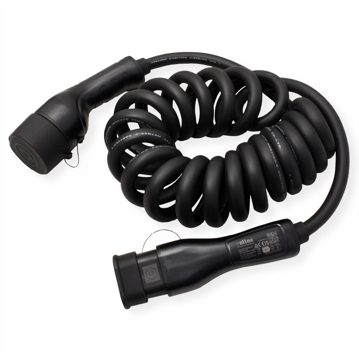 Câble de charge noir enroulé avec deux connecteurs sur fond blanc.