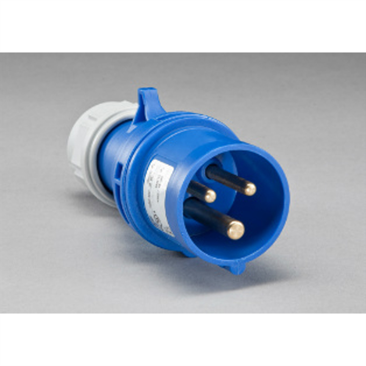 Niebiesko-biała wtyczka elektryczna z trzema bolcami na szarym tle.