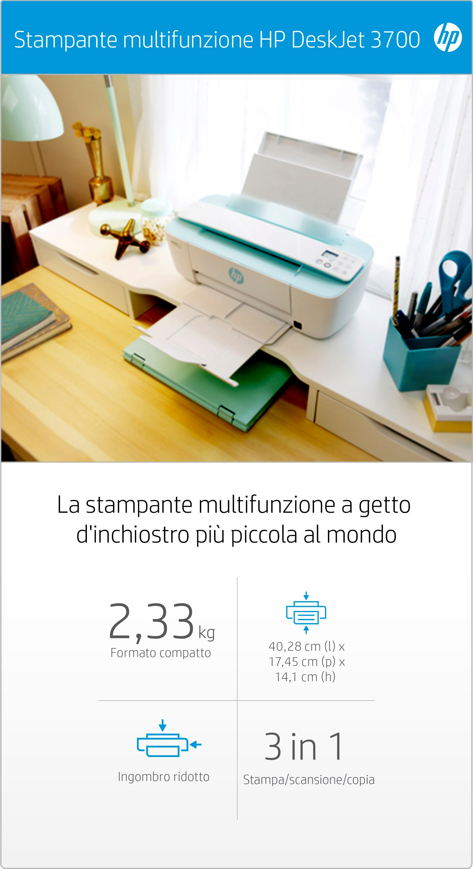 Una stampante HP DeskJet 3700 su una scrivania con un laptop e altri accessori per ufficio.
