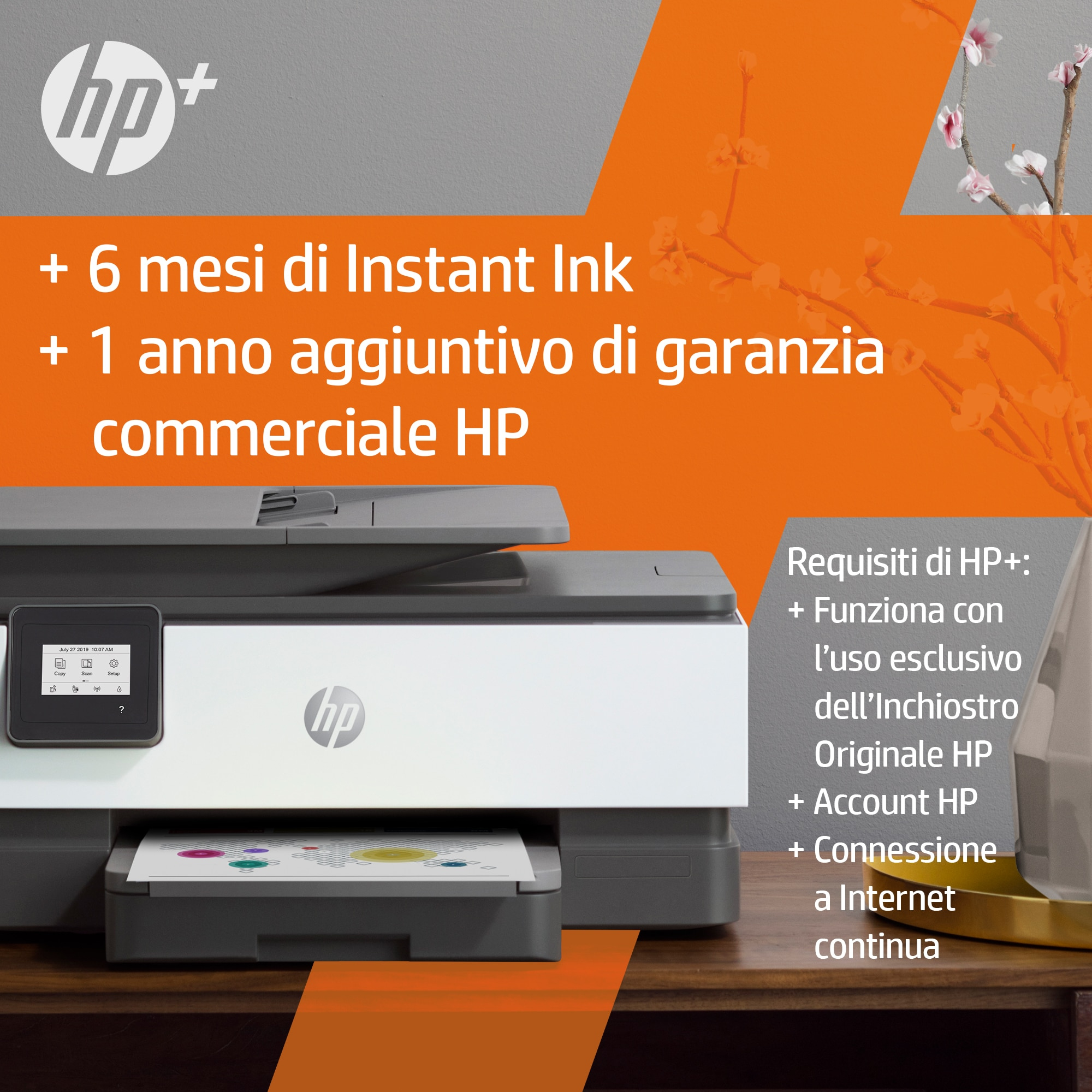Czarno-biała drukarka HP z włoskim tekstem o Instant Ink i gwarancji.