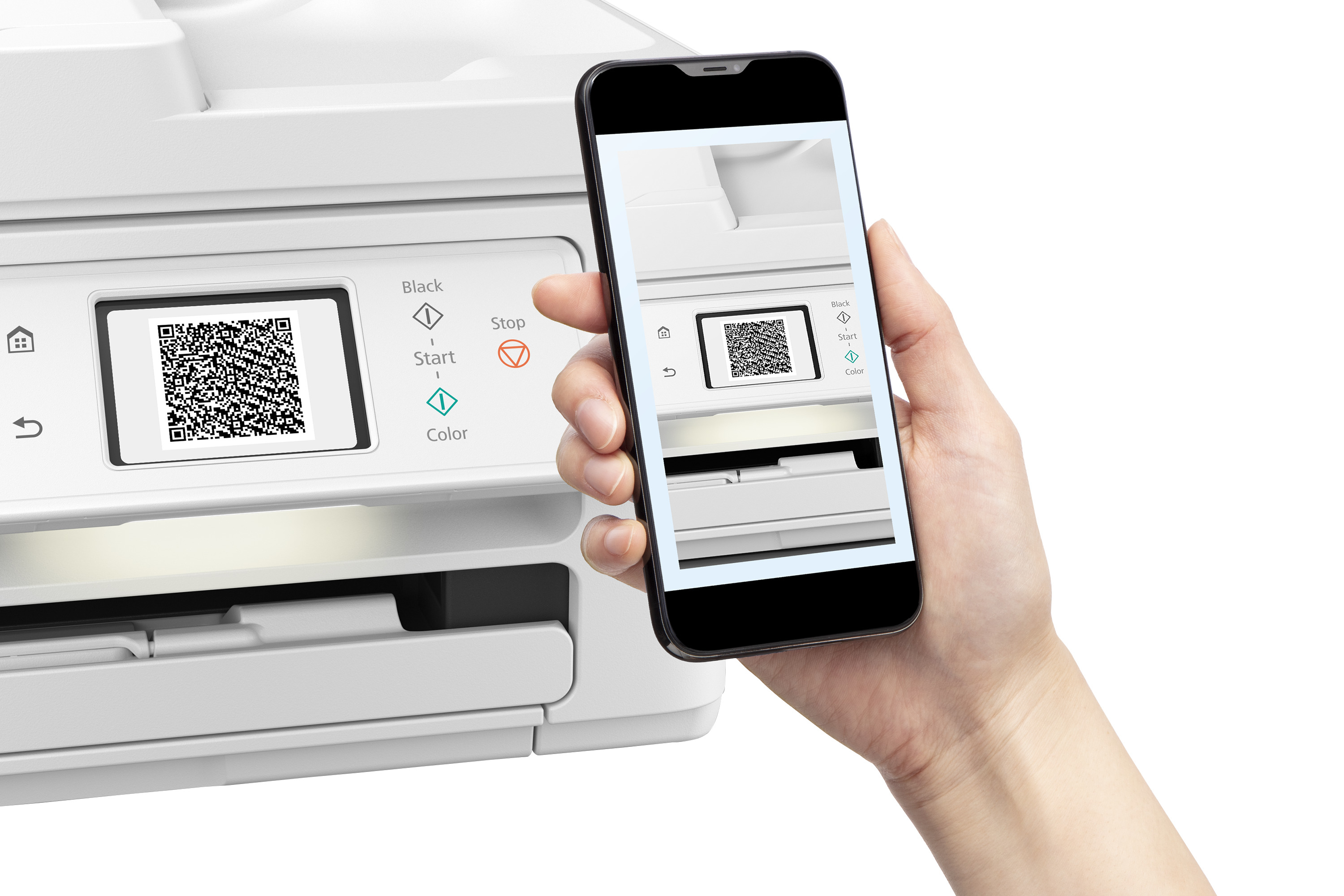 Dłoń trzymająca smartfon z kodem QR. Drukarka jest biała i ma kod QR.