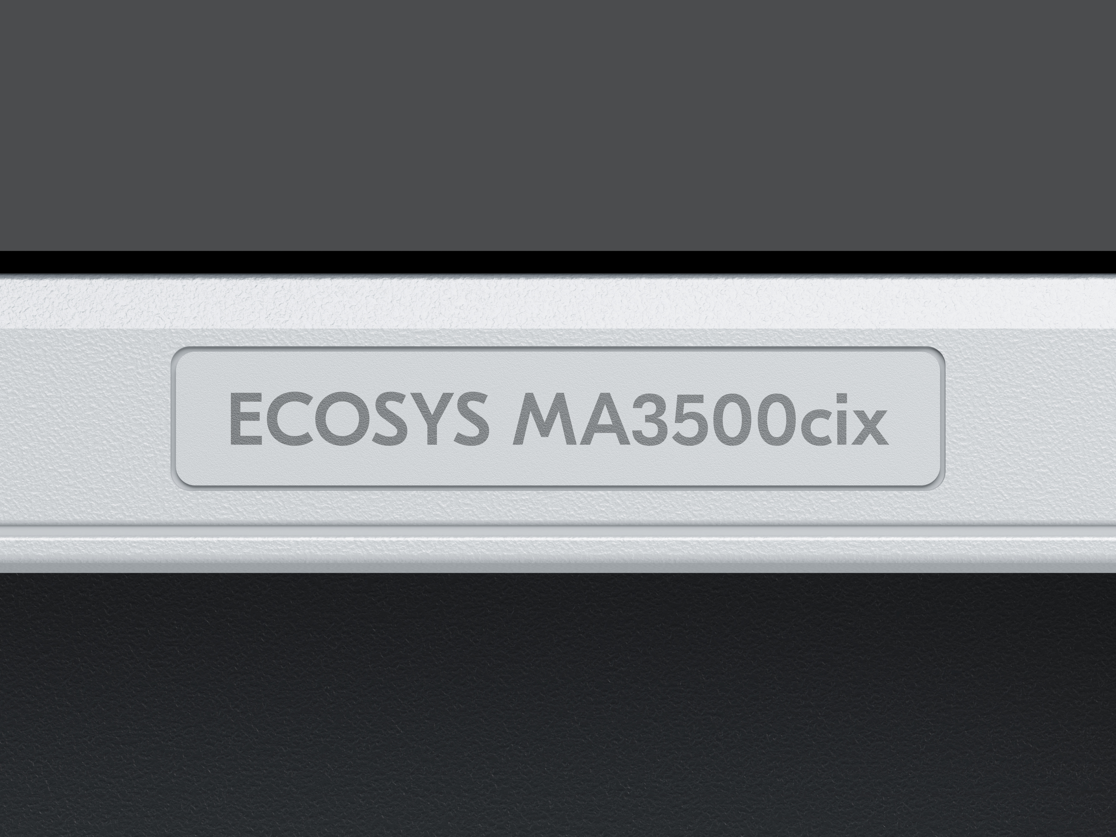 Zbliżenie na biało-czarną etykietę drukarki z napisem „ECOSYS MA3500cix”.