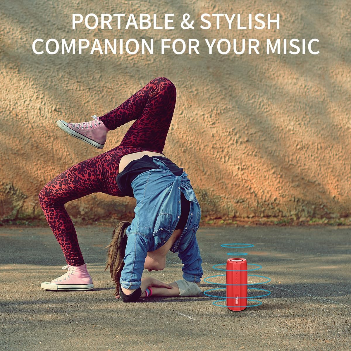 Mädchen macht Brücke mit rotem Lautsprecher und Text 'Portable & Stylish'.