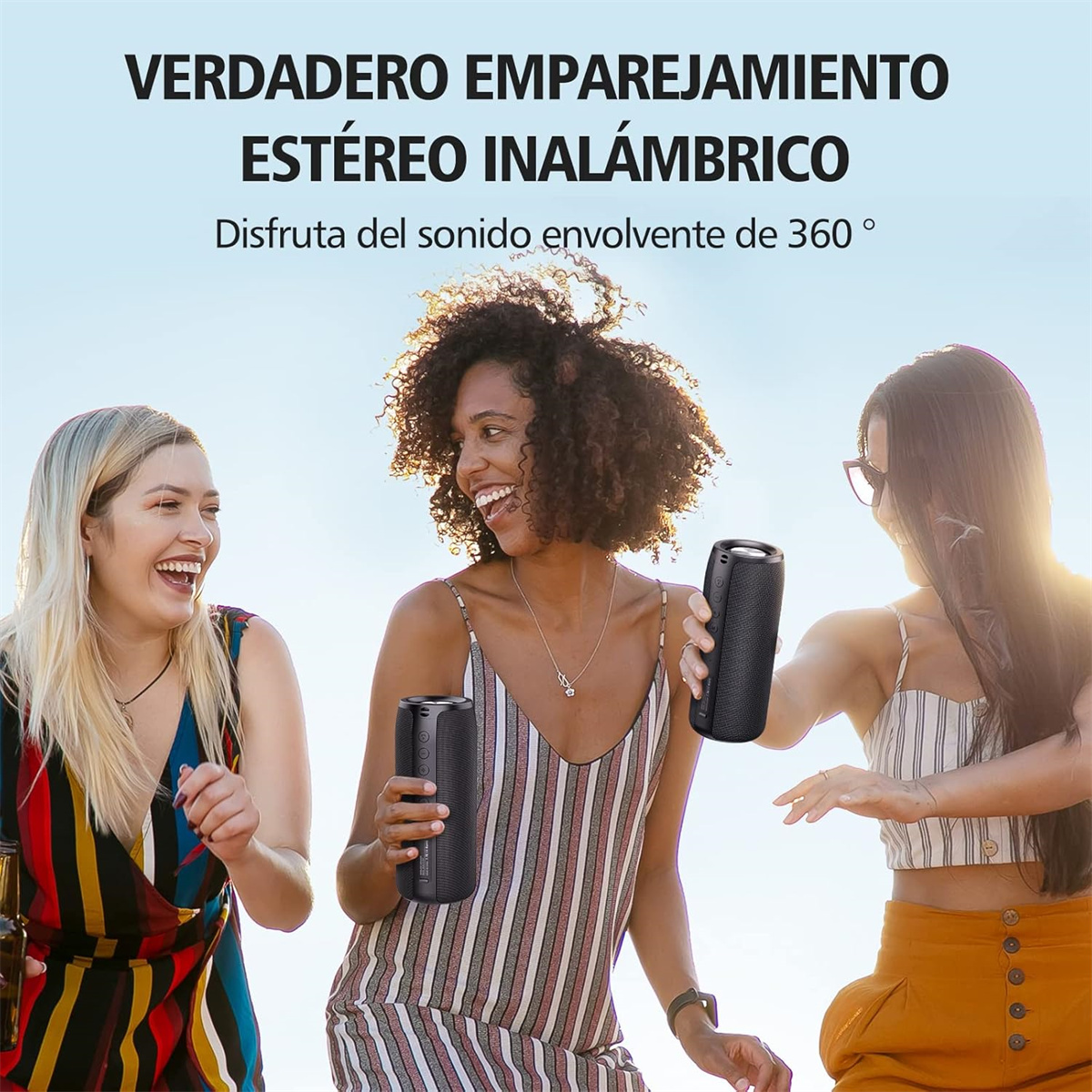 Drei lächelnde Frauen, die schwarze Lautsprecher halten. Der Text darüber lautet 'True Wireless Stereo'.