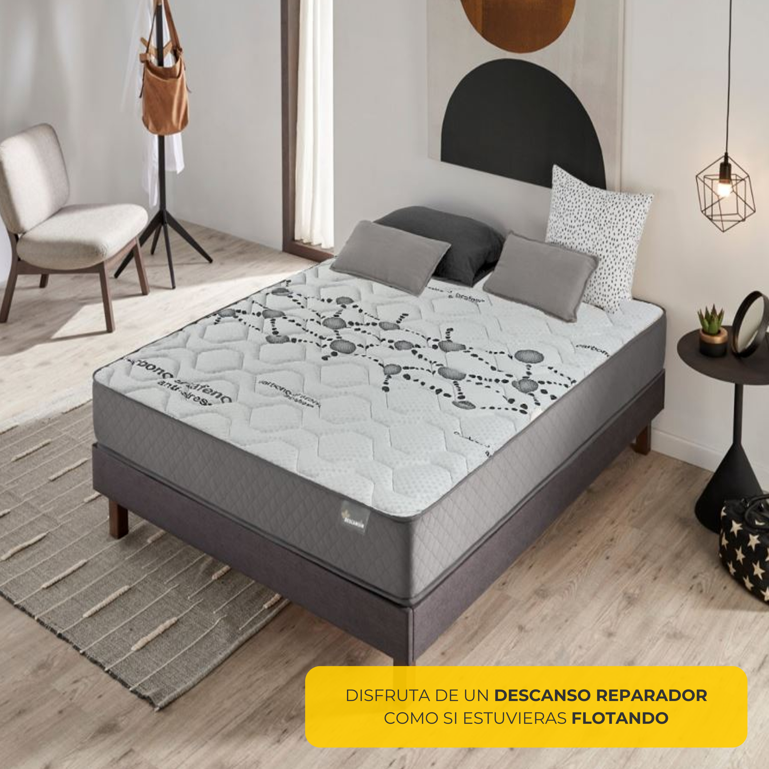 Escena de dormitorio con cama, colchón, almohadas y mesa auxiliar. Texto: 'Disfruta de un sueño reparador'.