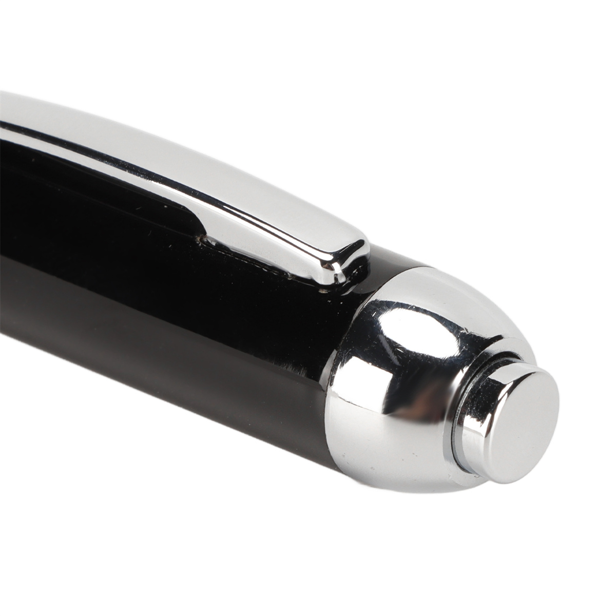 Ein schwarzer Stift mit silbernem Clip und silbernem Knopf an der Spitze, Nahaufnahme.