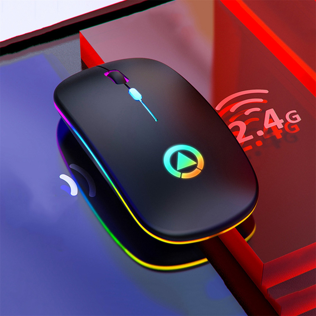 Eine schwarze Computermaus mit Regenbogenbeleuchtung, die auf einer blauen und roten Oberfläche liegt.