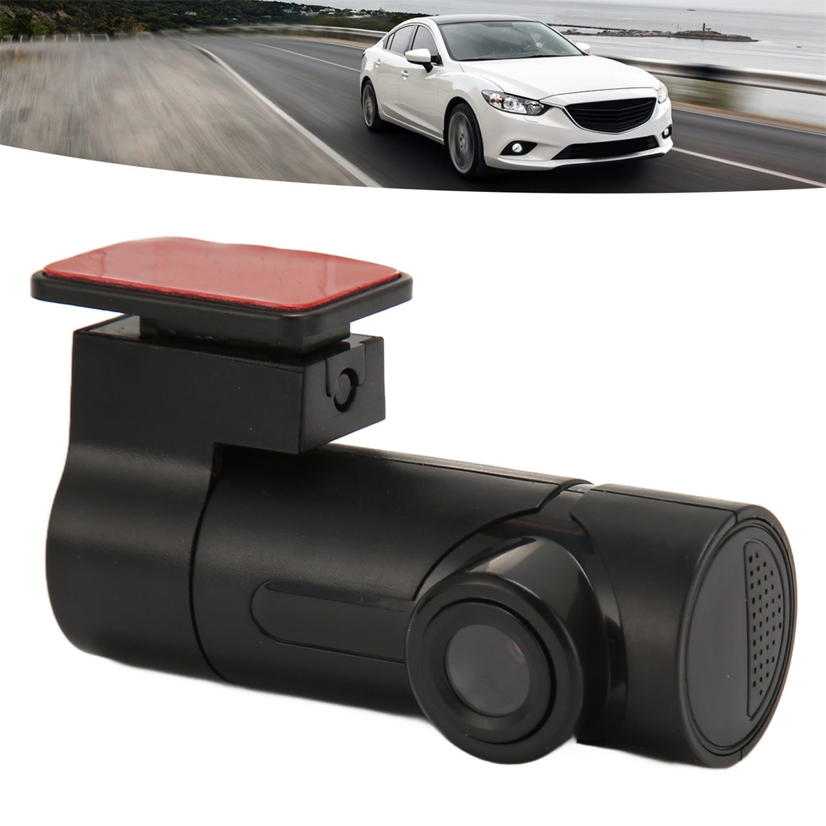 Schwarze Dashcam mit rotem Klebepad, weißes Auto auf der Straße im Hintergrund, verschwommene Küstenlinie.