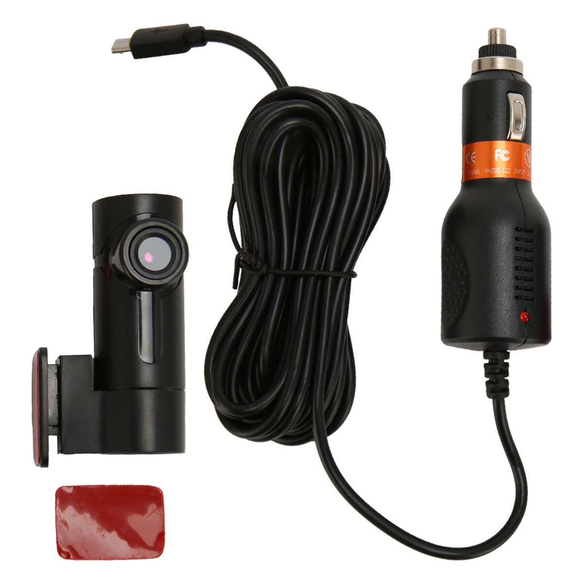 Schwarzes Dashcam-Set. Enthält Kamera, Kabel und Autoladegerät. Weißer Hintergrund.