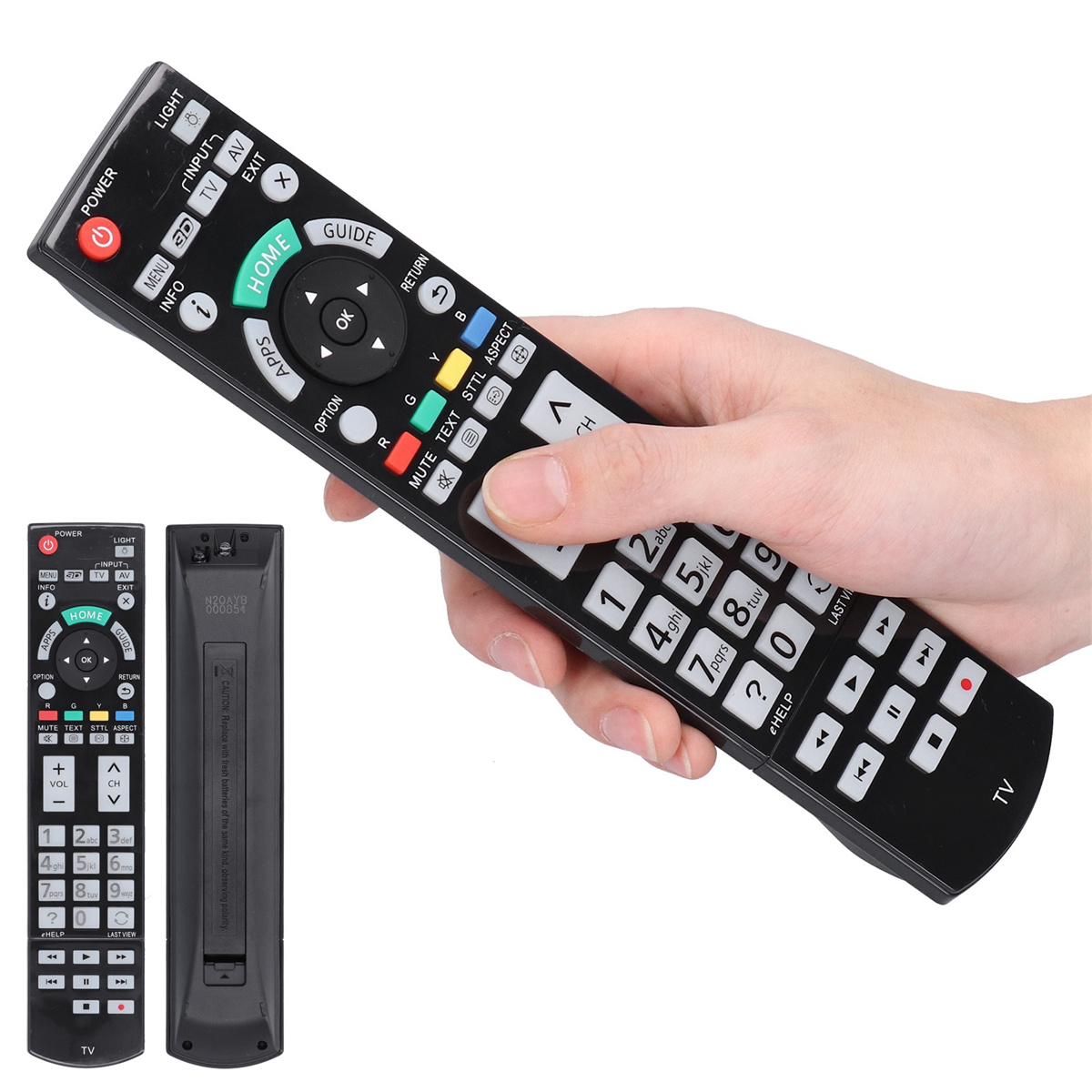 Eine Hand hält eine schwarze TV-Fernbedienung. Knöpfe sind mit Funktionen beschriftet. Zwei weitere Fernbedienungen links.