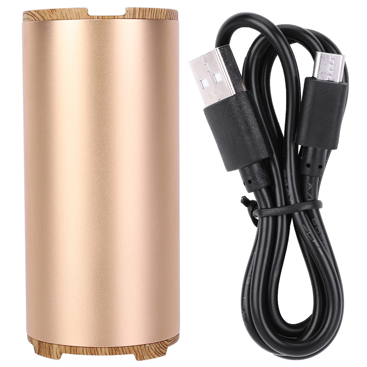 Ein goldfarbener zylindrischer Gegenstand mit einem schwarzen USB-Ladekabel daneben.