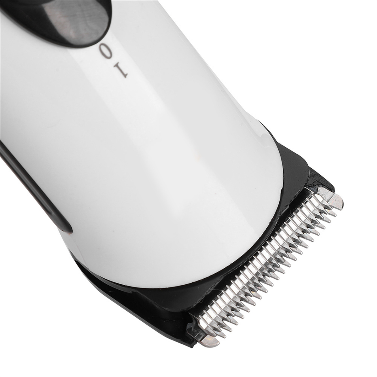 Nahaufnahme eines weißen und schwarzen Haarschneiders mit freiliegender Klinge.