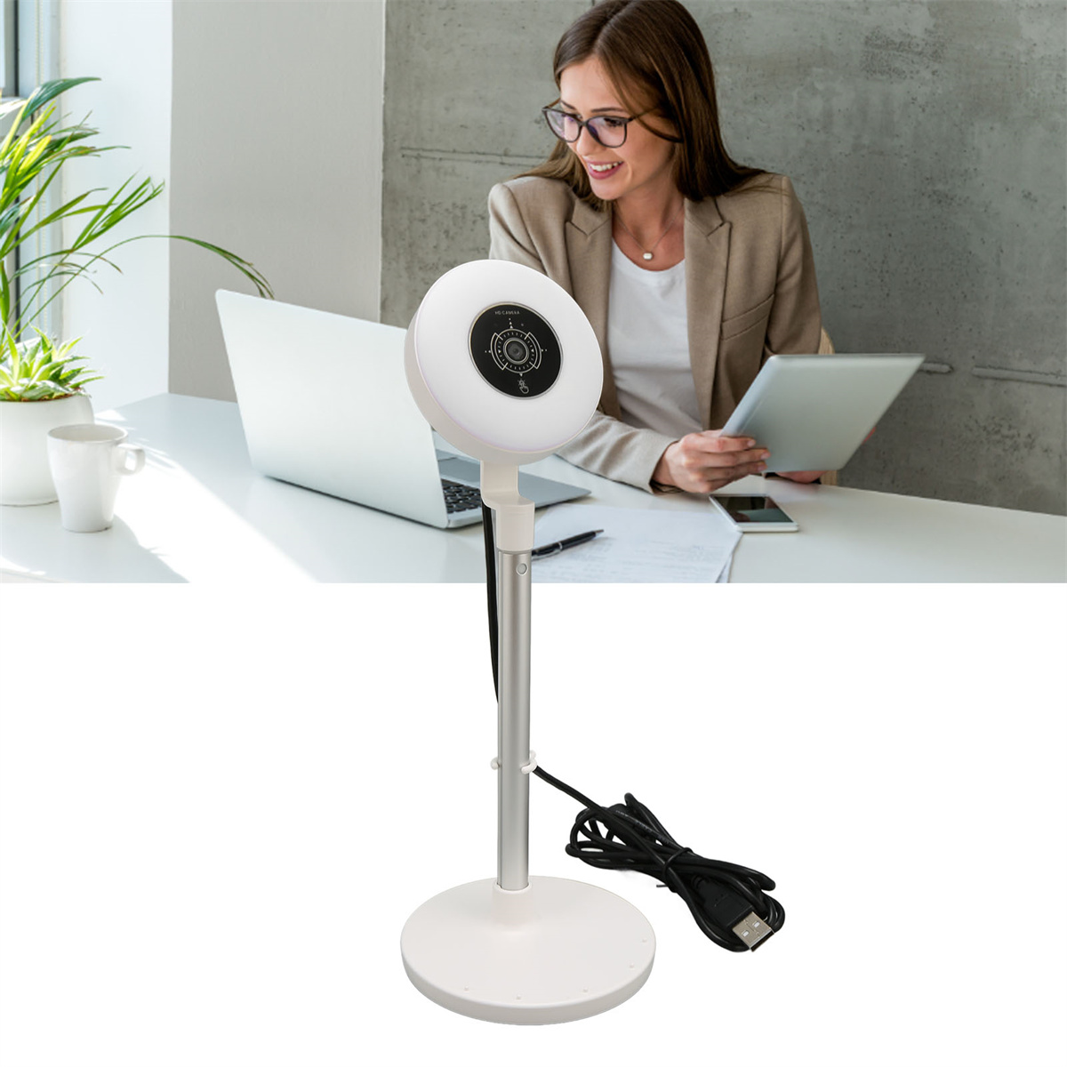 Frau benutzt Tablet, weiße Schreibtischlampe, Laptop und eine Tasse auf dem Schreibtisch.