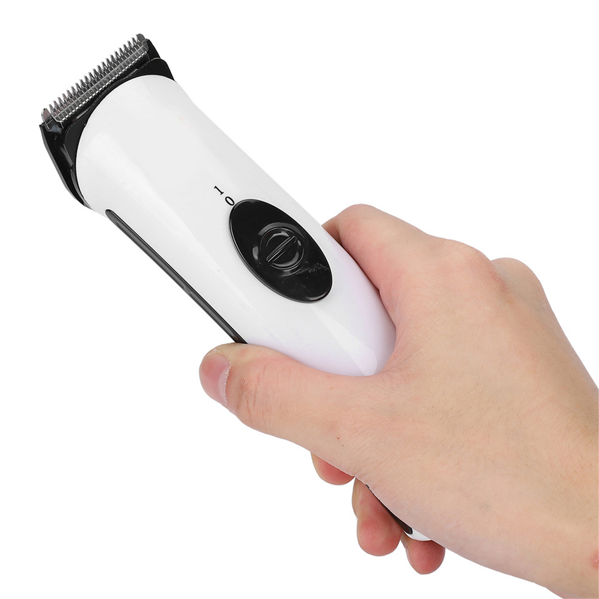 Ein weißer Haarschneider mit schwarzem Drehknopf, gehalten in einer Hand.