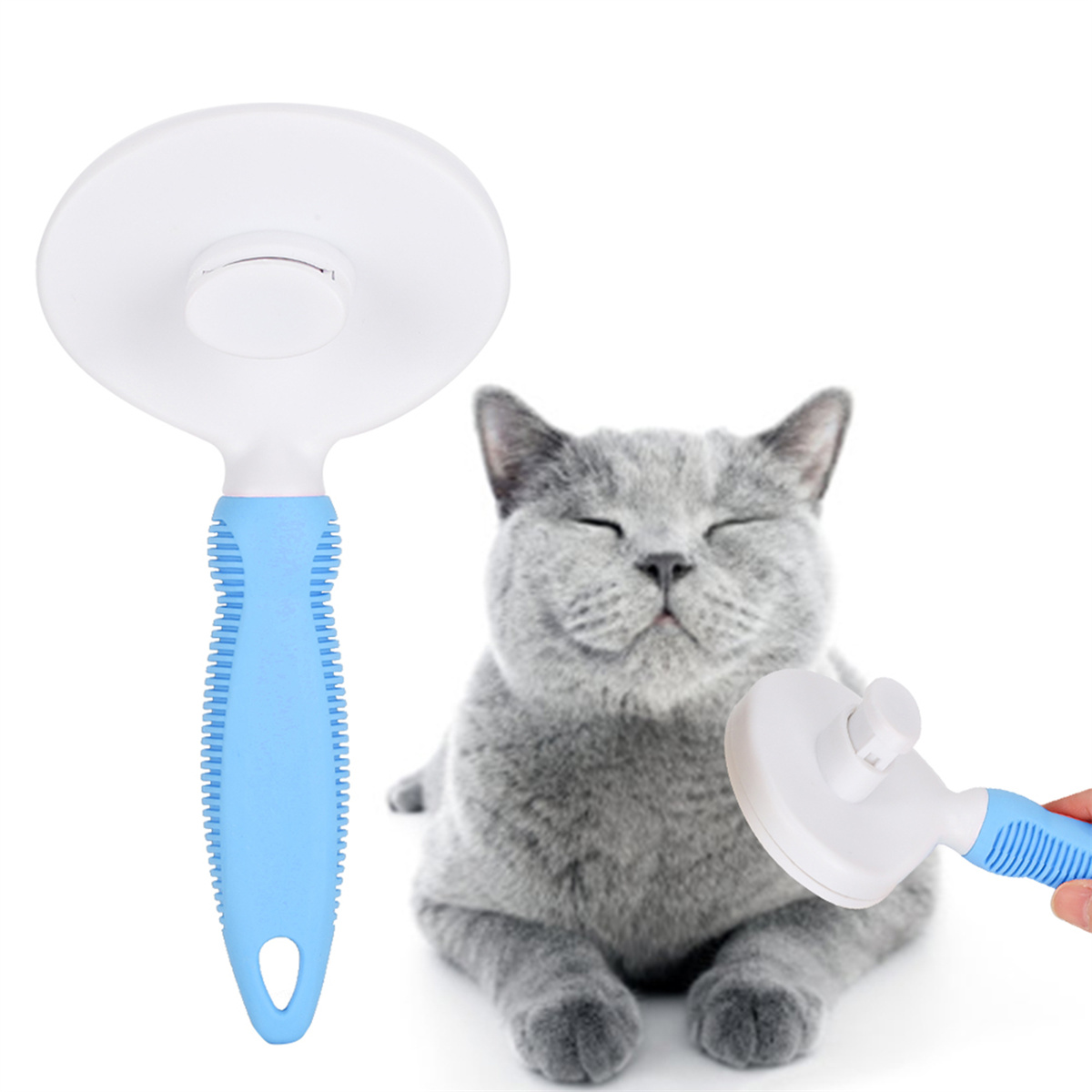 Graue Katze wird mit weiß-blauer Bürste gebürstet. Die Katze scheint zufrieden.
