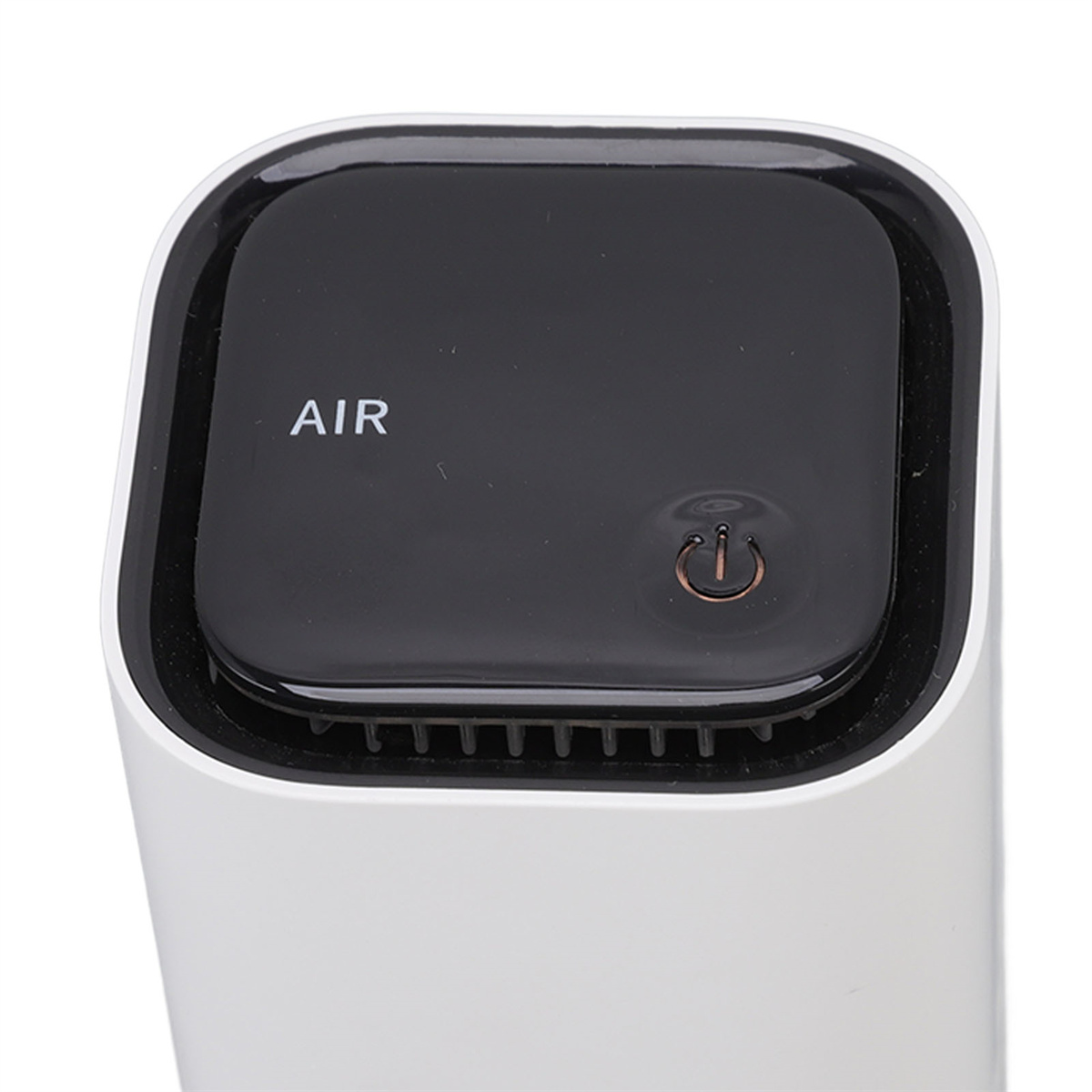 Ein weißer Luftreiniger mit schwarzem Deckel. Der Deckel trägt das Wort AIR und ein Power-Button-Symbol.