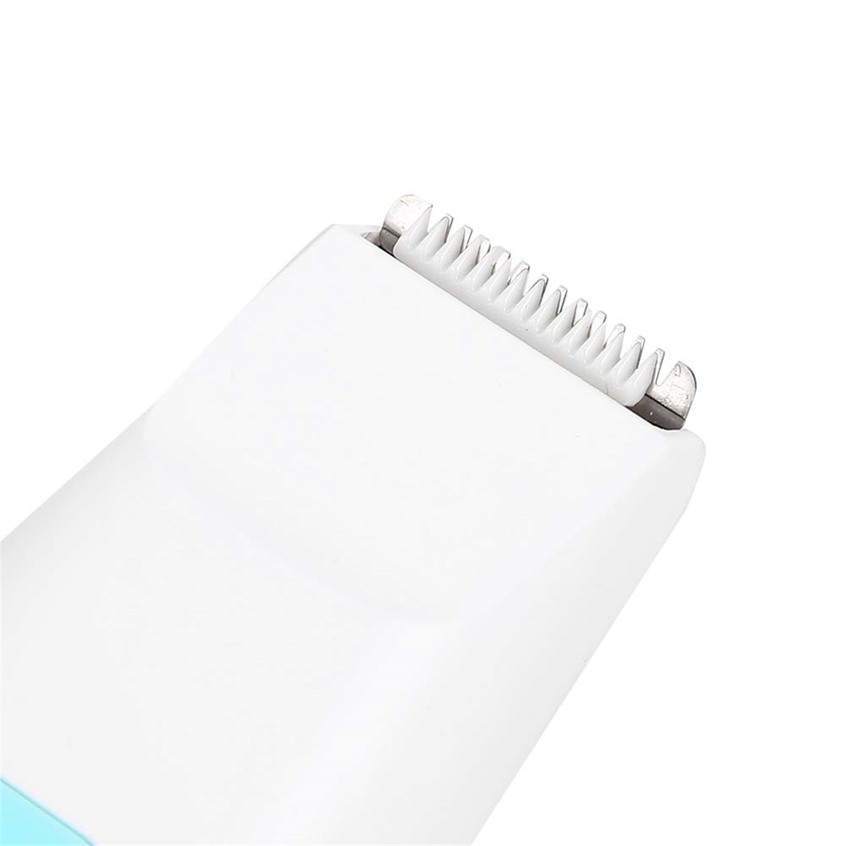 Nahaufnahme eines weißen elektrischen Haartrimmers mit sichtbarer Klinge, auf weißem Grund.