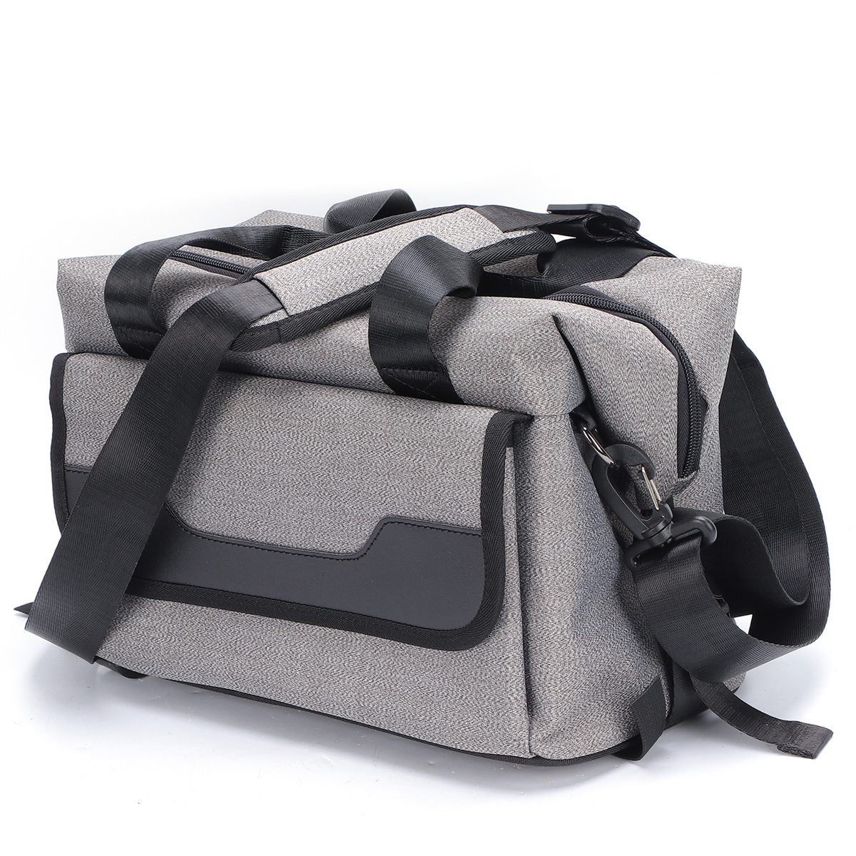 Graue, rechteckige Reisetasche mit schwarzen Riemen und Akzenten, vor weißem Hintergrund.