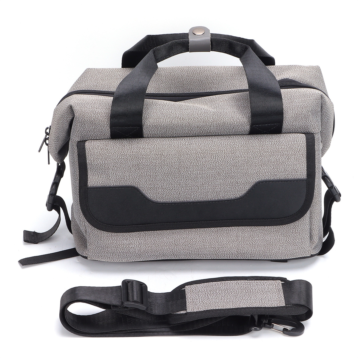 Graue Reisetasche mit schwarzen Riemen, einer Vordertasche und einem Schulterriemen.