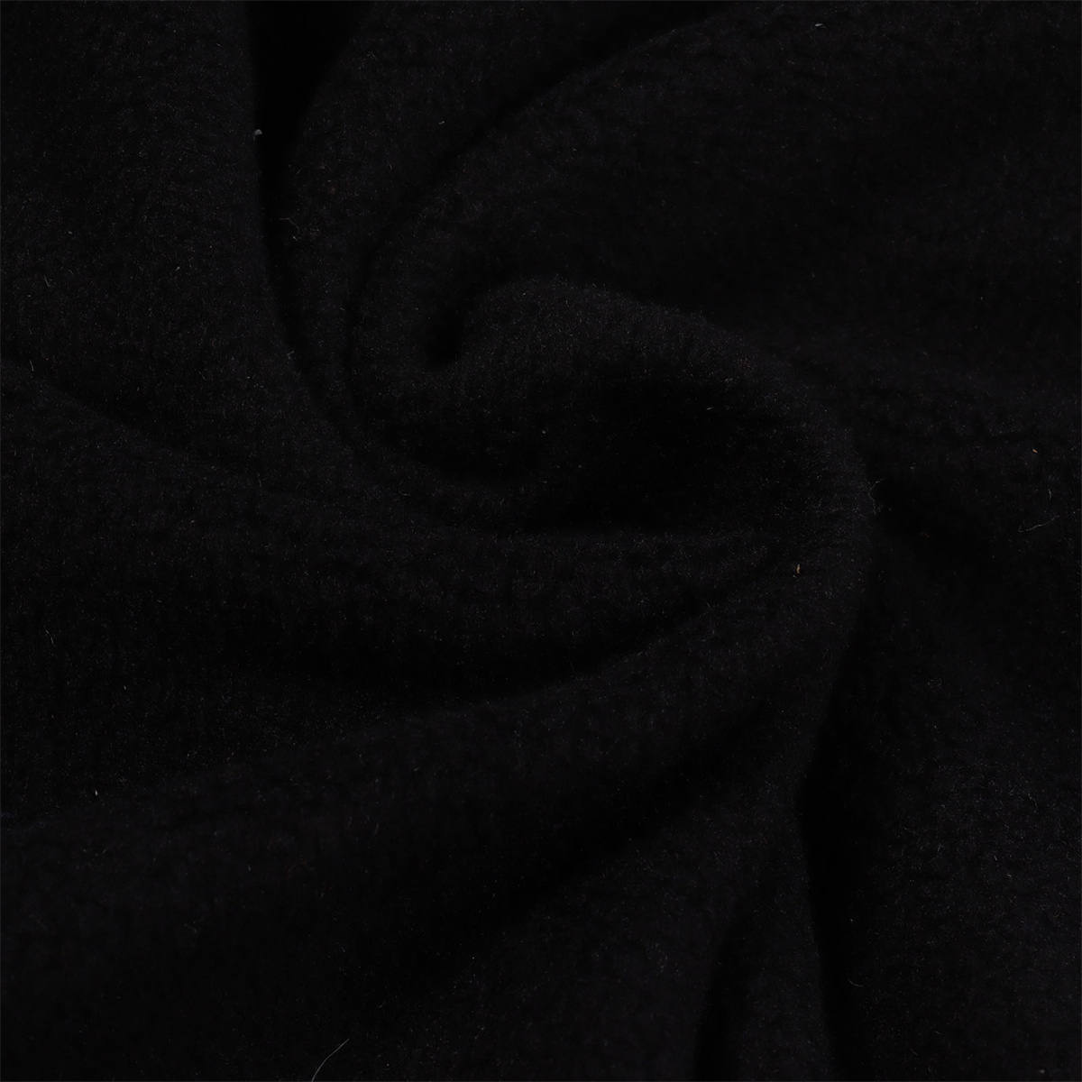 Nahaufnahme eines schwarzen Fleece-Stoffs, der seine weiche und strukturierte Oberfläche zeigt.