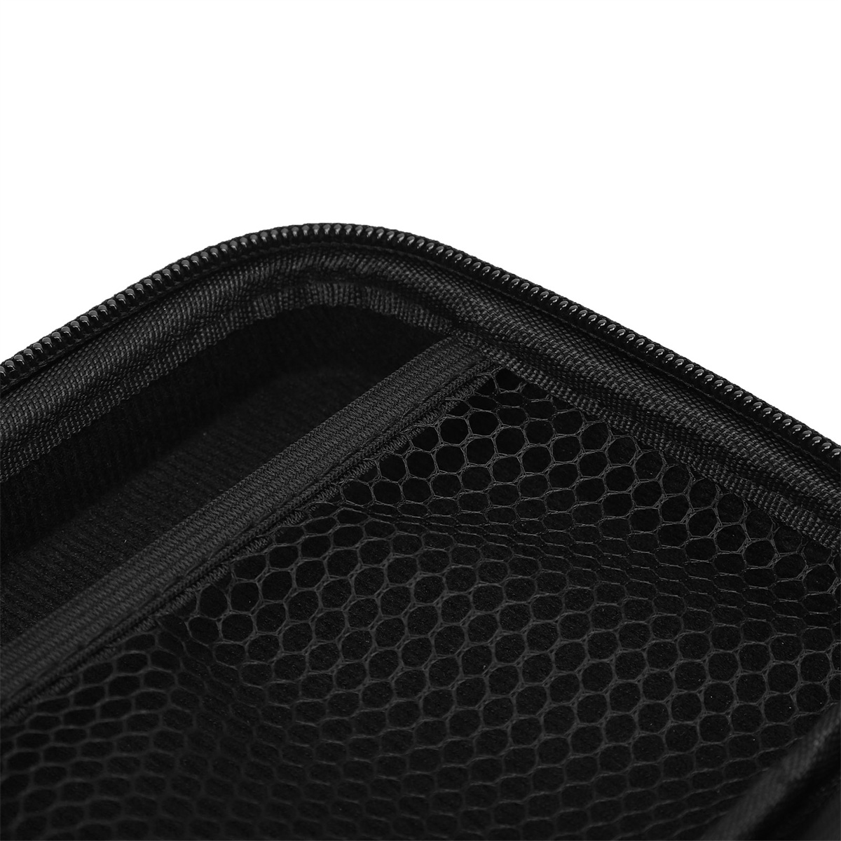 Nahaufnahme des schwarzen Mesh-Innenraums einer Reisetasche, Reißverschluss oben sichtbar.