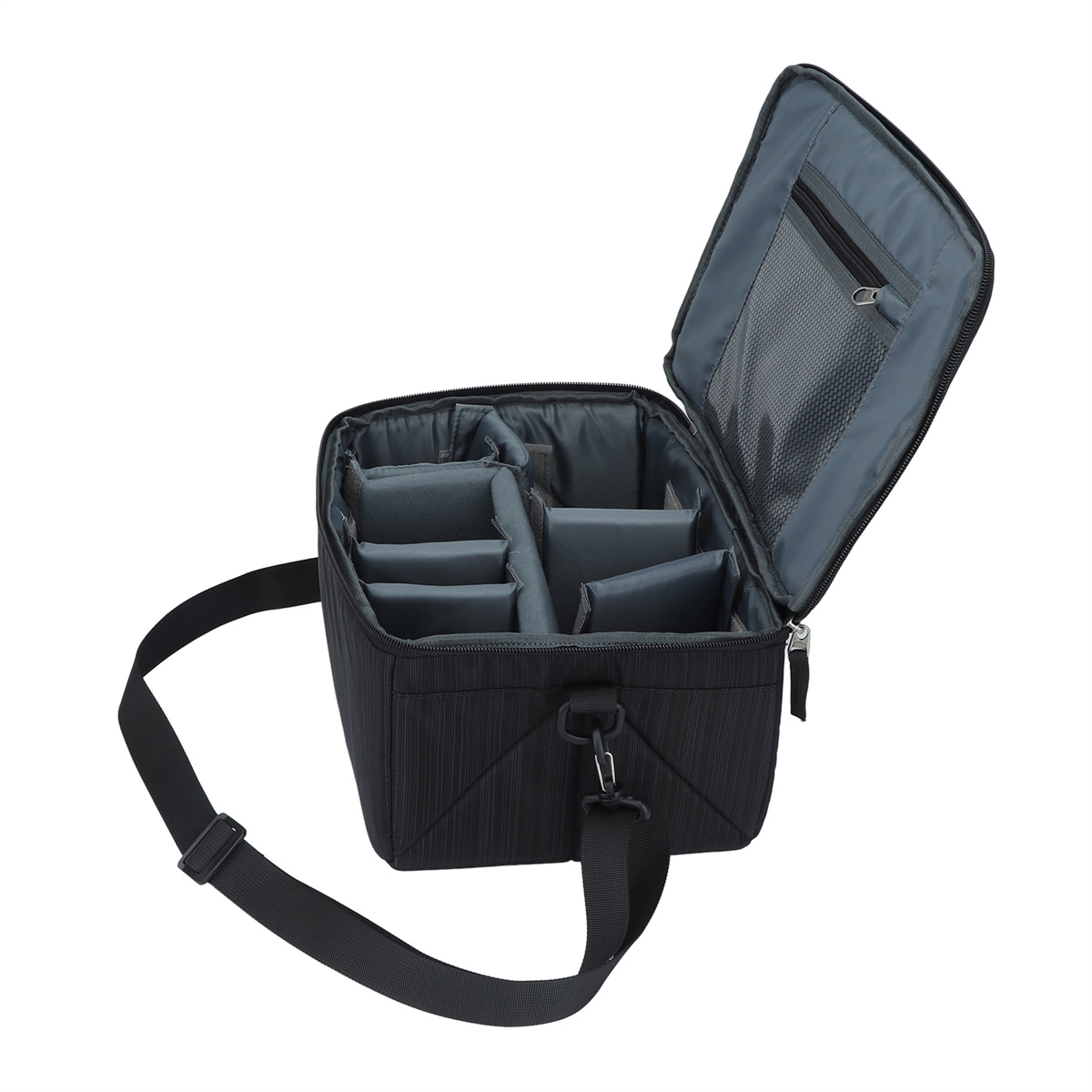 Eine schwarze Kameratasche mit Fächern. Die Tasche ist offen. Weißer Hintergrund.