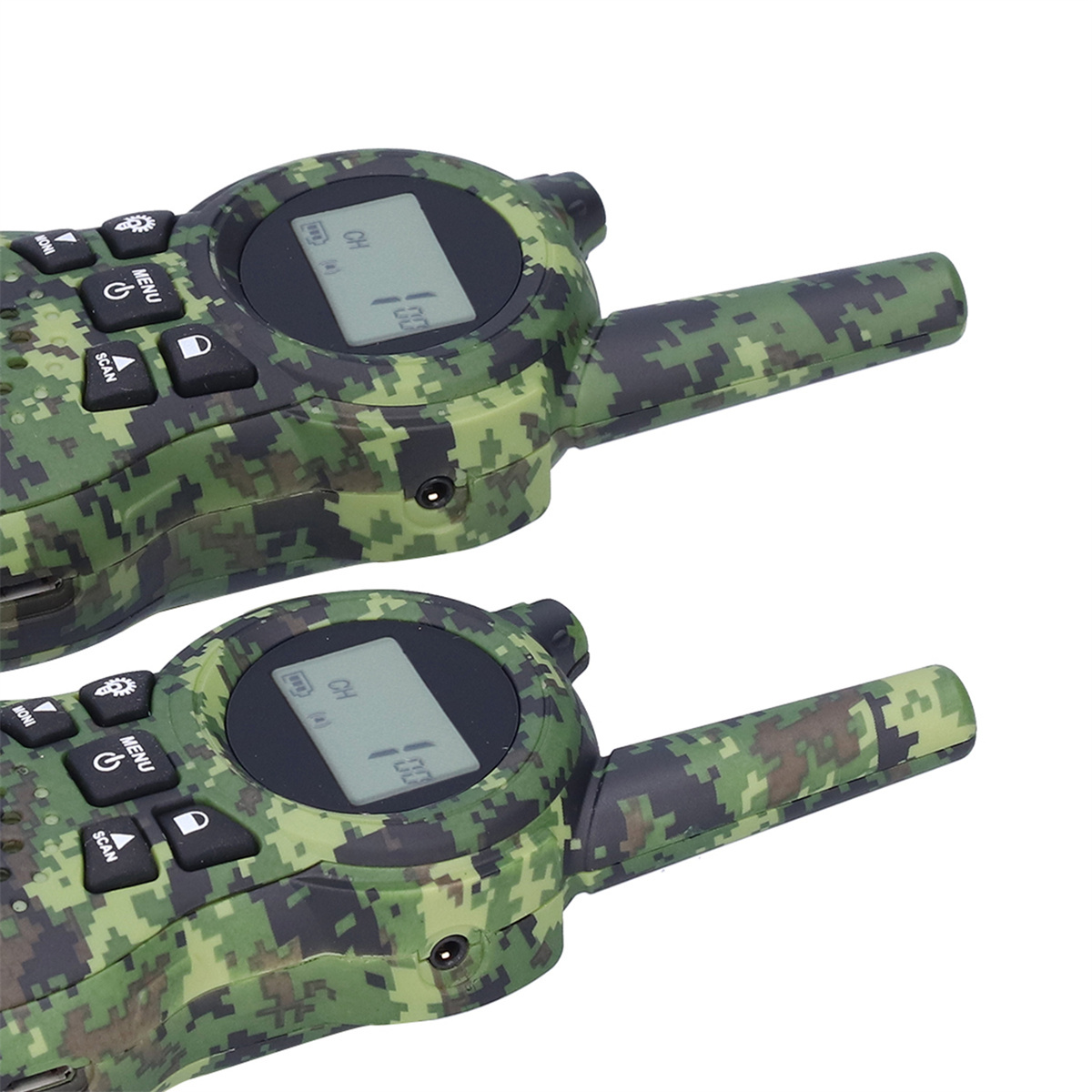 Zwei Tarn-Walkie-Talkies mit Knöpfen, Bildschirmen und Antennen. Sie zeigen in die gleiche Richtung.