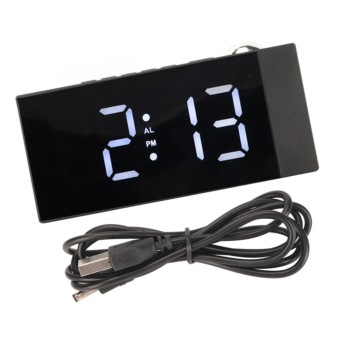 Schwarzer digitaler Wecker zeigt 2:13 Uhr an. Schwarzer Hintergrund. USB-Kabel ist sichtbar.