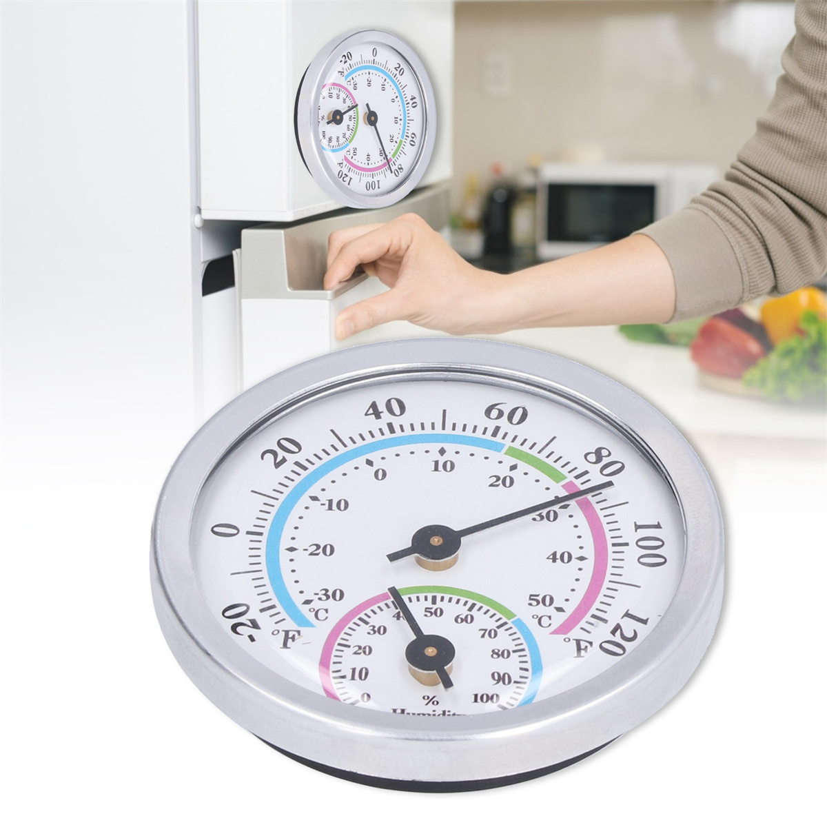 Zwei kreisförmige Thermometer mit Zeigern, die auf Temperatur- und Feuchtigkeitswerte zeigen.