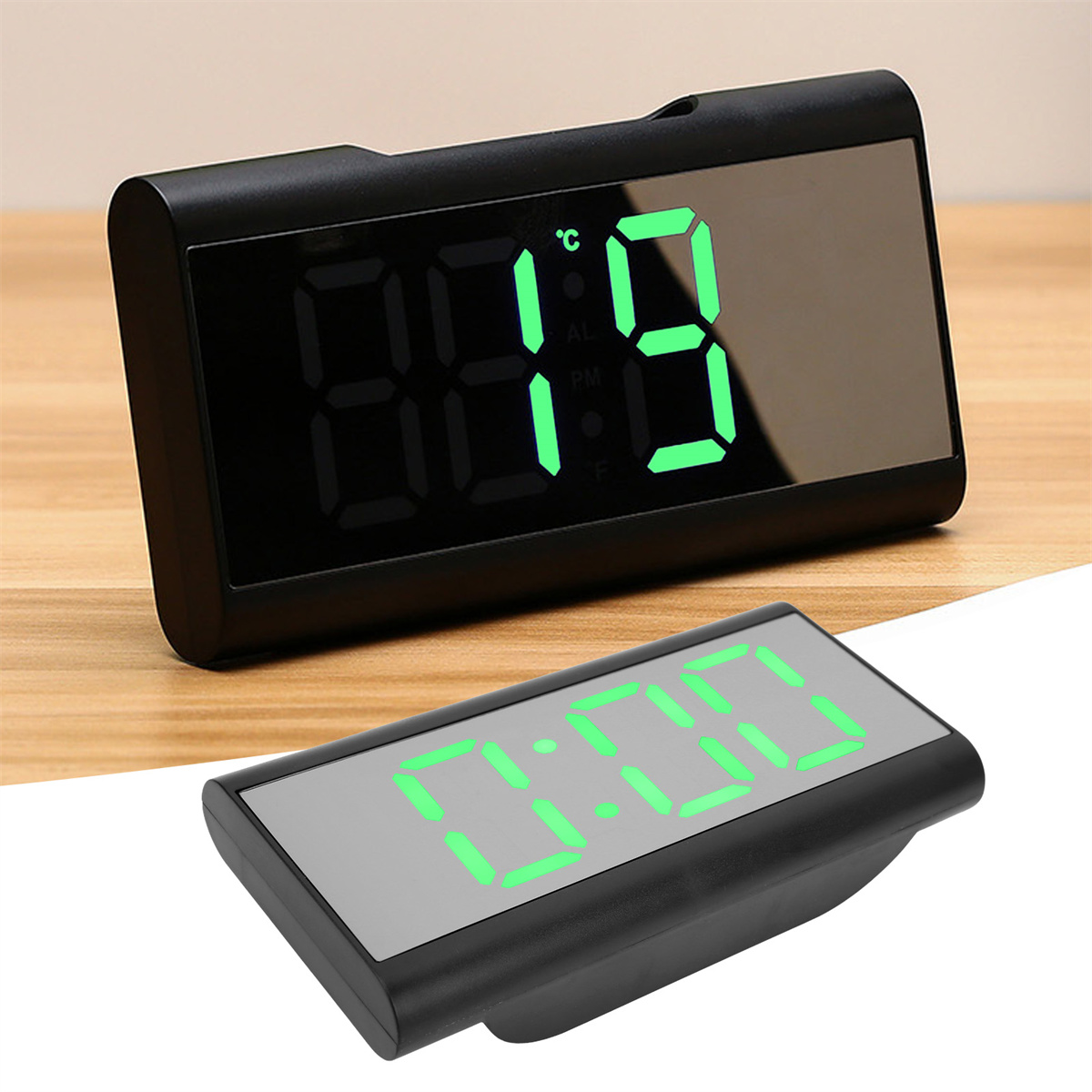 Ein schwarzer digitaler Wecker mit grüner Anzeige. Die Uhr zeigt die Zeit an und hat eine Temperaturanzeige.