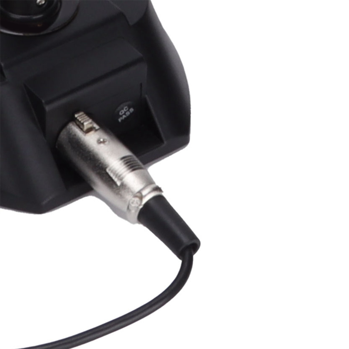 Ein schwarzer Audioanschluss mit eingestecktem Kabel. Der Anschluss ist in eine schwarze Basis gesteckt.