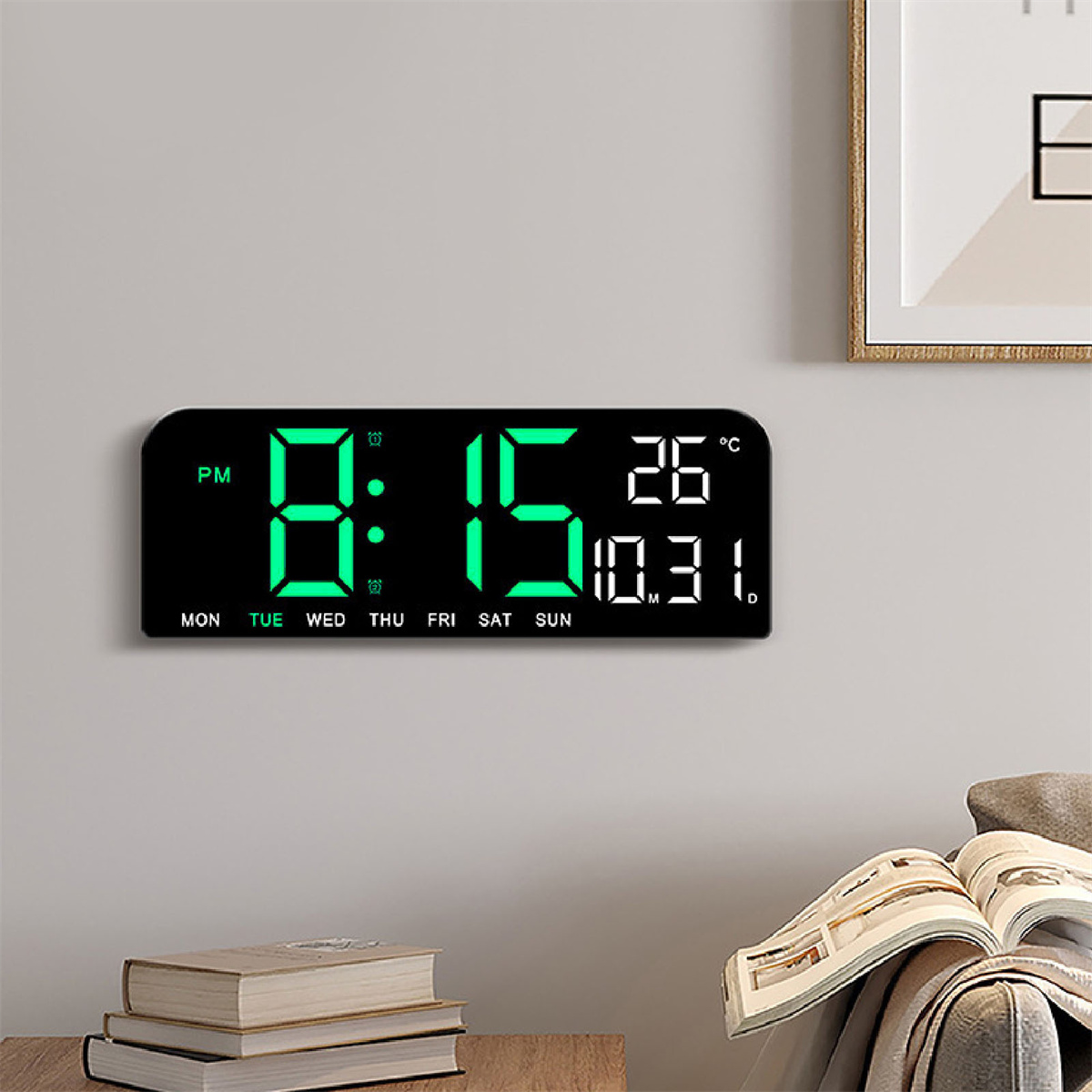 Digitaluhr an einer Wand montiert. Die Uhr zeigt Zeit, Datum und Temperatur an.