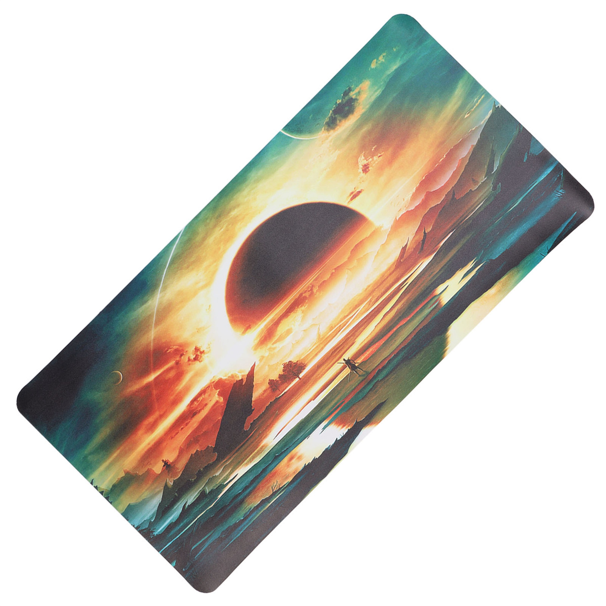 Ein Mousepad mit einer Sonnenfinsternisszene, mit dunkler Sonne, orangefarbenem Himmel, Bergen und einer kleinen Figur.