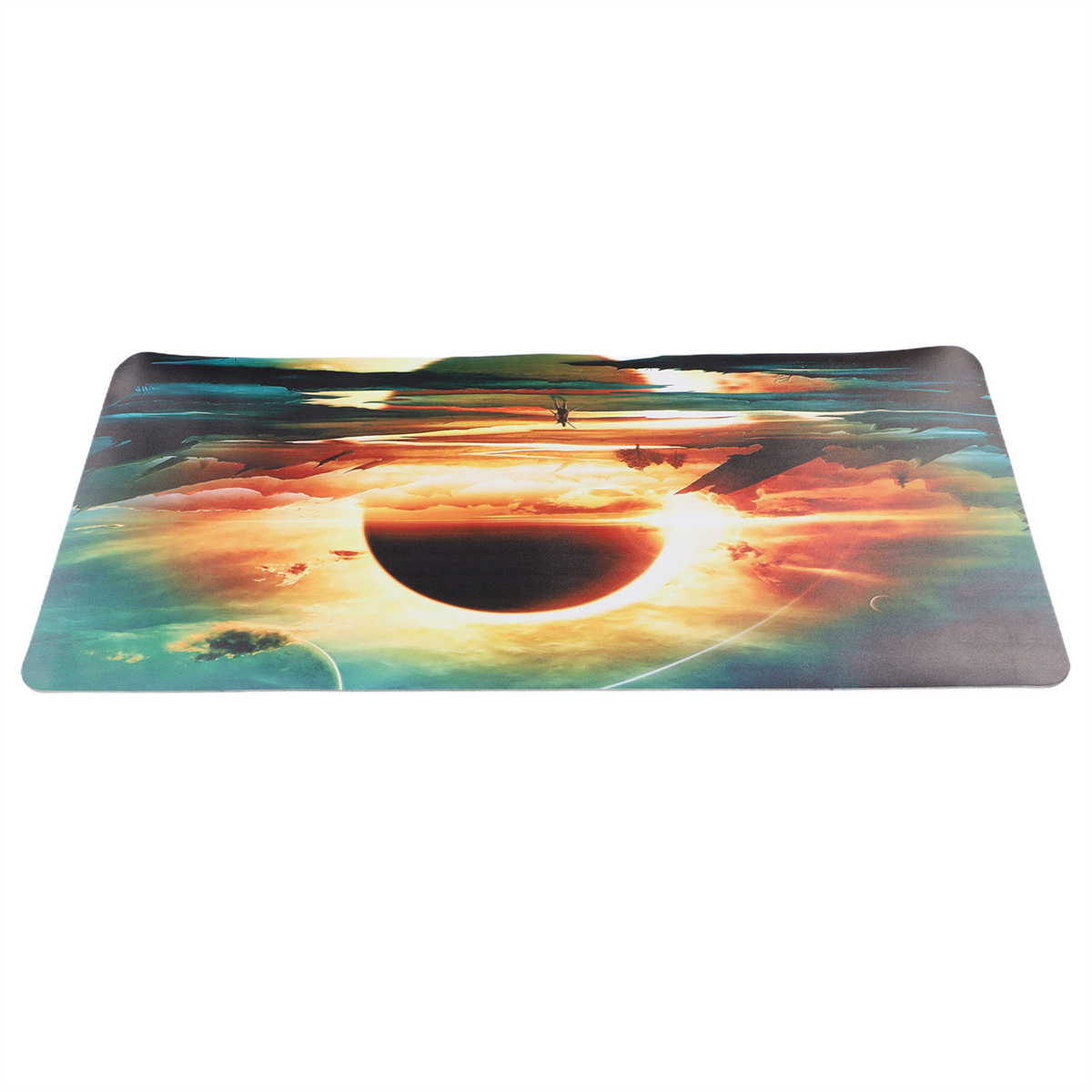 Ein farbenfrohes Mousepad mit einer Sonnenuntergangsszene mit einer großen dunklen zentralen Form, wie eine Sonnenfinsternis.