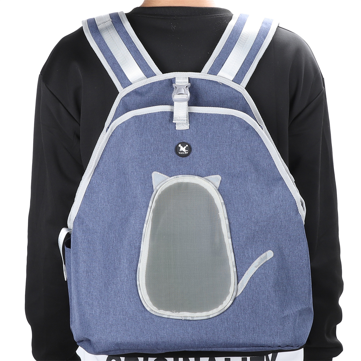 Blauer, katzenförmiger Rucksack für Haustiere mit einem Netzfenster und einem Katzenschwanzdetail.