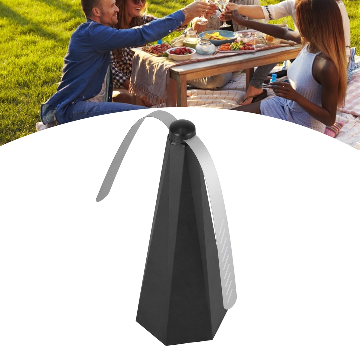 Schwarzer Fliegenventilator mit silbernen Flügeln, im Hintergrund sitzt eine Personengruppe an einem Tisch.
