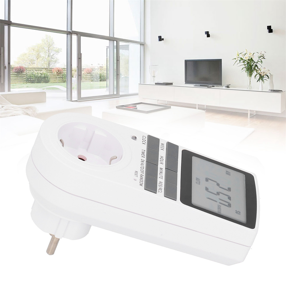 Ein weißer elektronischer Timer für eine Steckdose. Hintergrund: weiße Wand und Möbel.