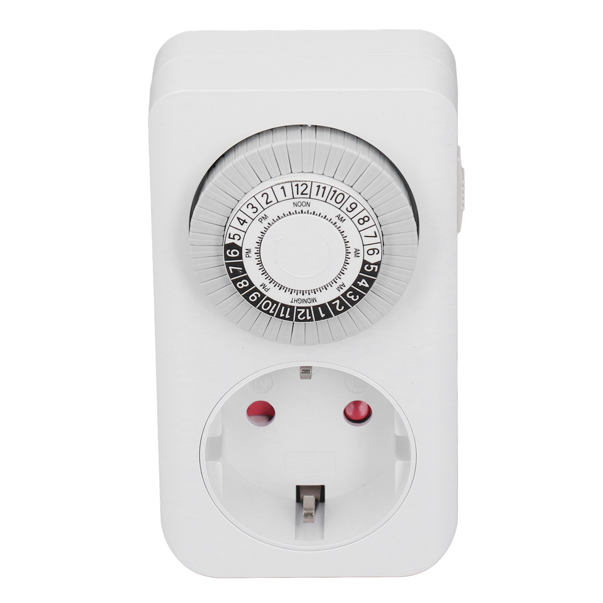 Ein weißer elektrischer Timer mit Zifferblatt und Steckdose.
