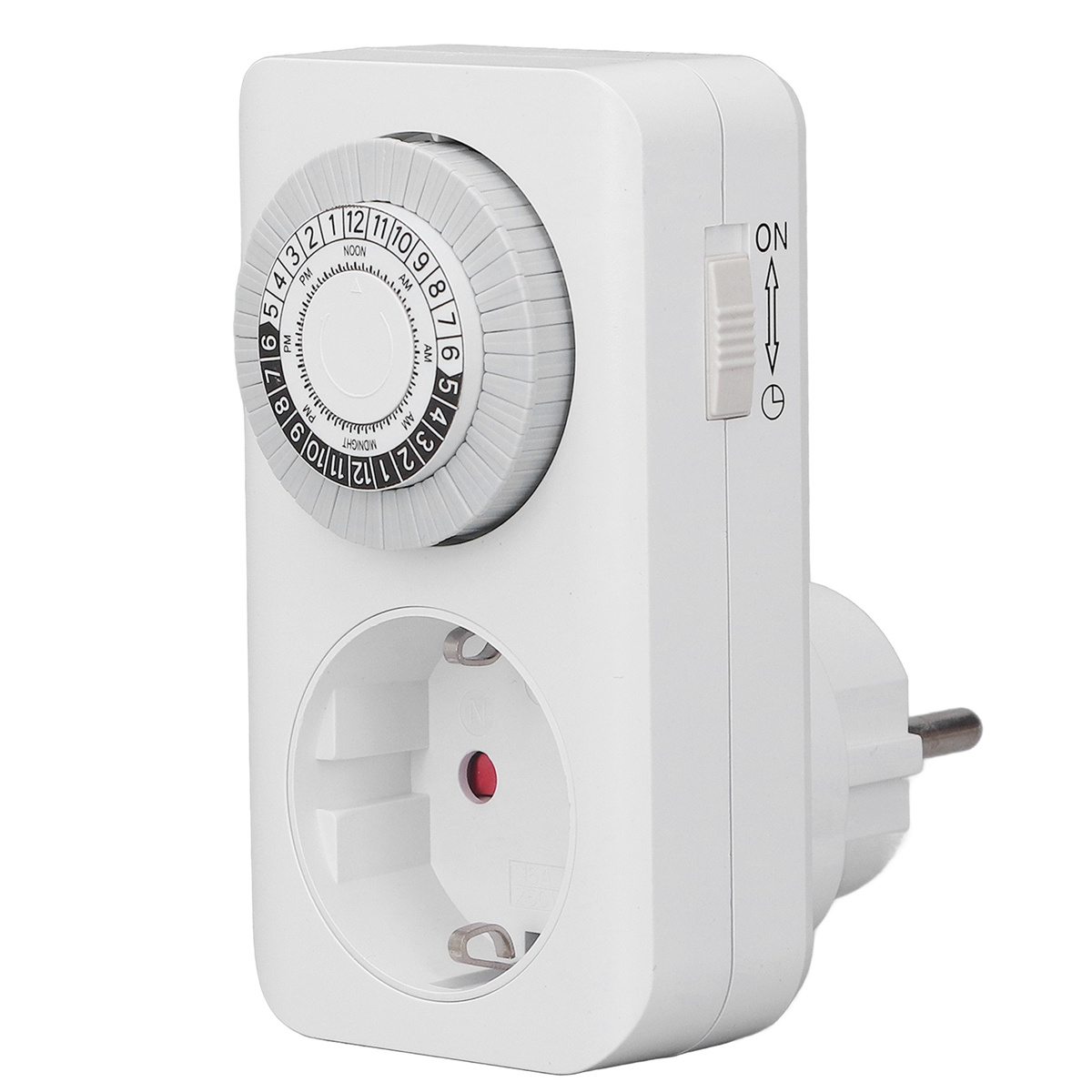 Weißer elektrischer Timer. Er hat ein Drehknopf und einen Stecker. Der Timer ist auf Weiß isoliert.