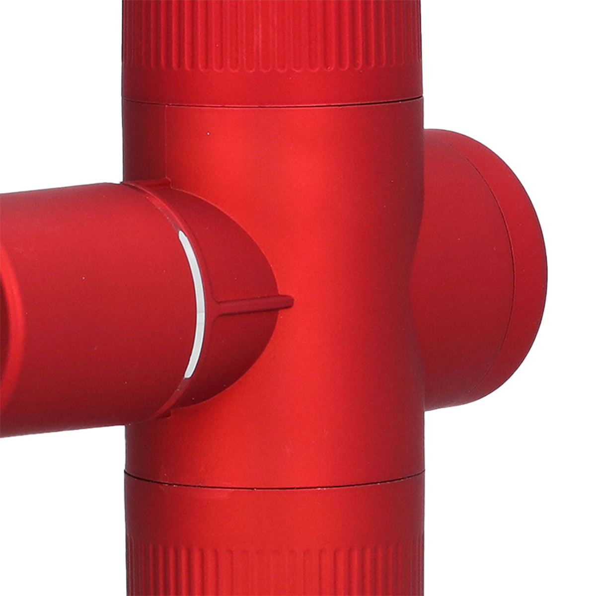 Rotes, zylindrisches Gerät mit mehreren zylindrischen Teilen und weißen Markierungen.