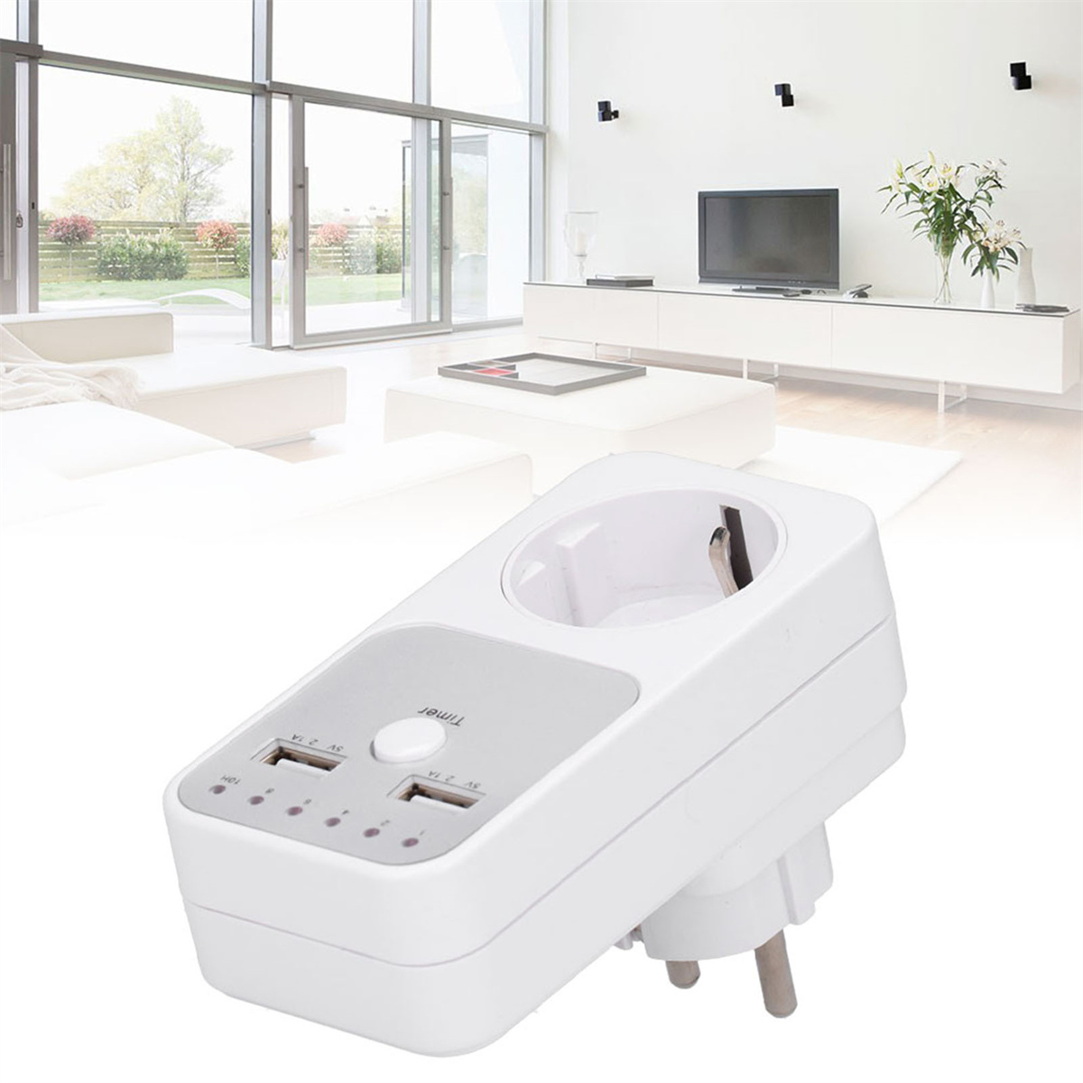 Weißer Netzadapter mit USB-Anschlüssen und Stecker. Auf weißem Hintergrund. Hat ein Timer-Etikett.