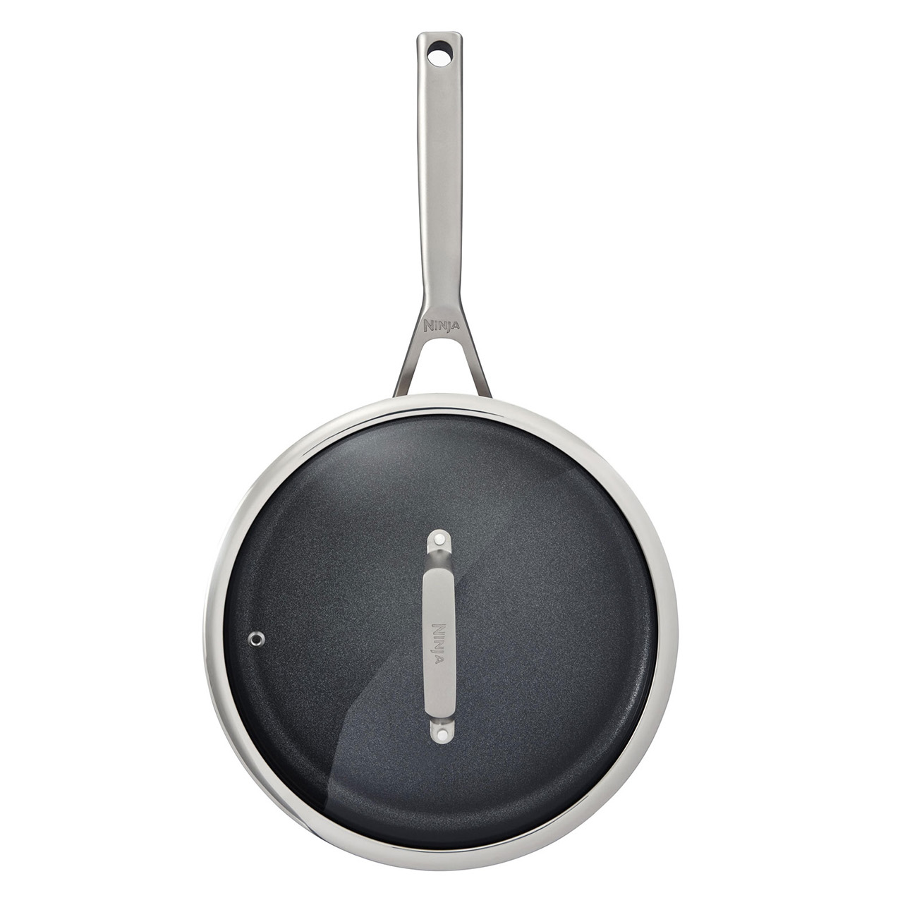 Edelstahl-Bratpfanne mit Glasdeckel. Der Deckel hat einen Metallgriff und trägt die Aufschrift Ninja.