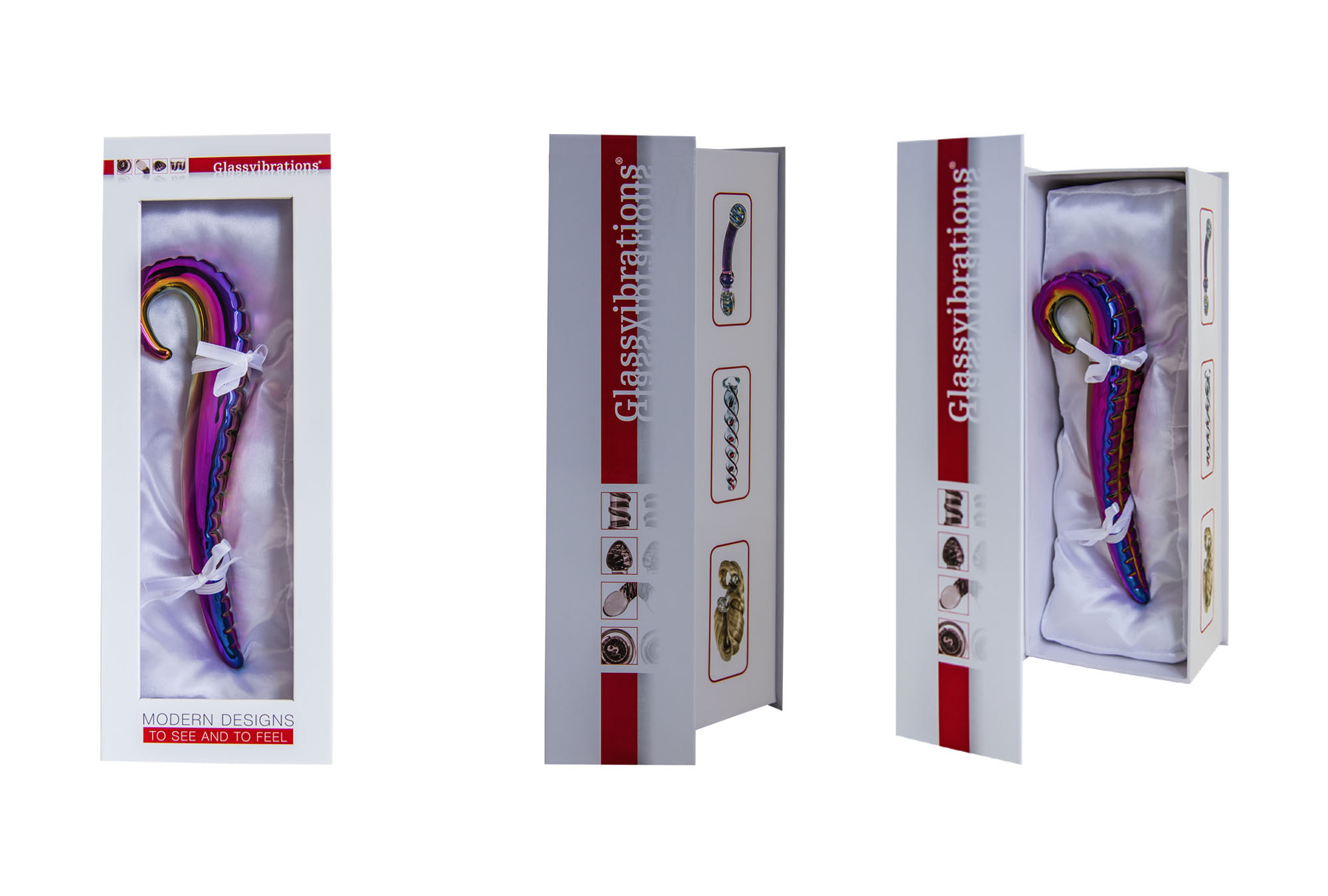 Drei Ansichten eines Vibrators in der Verpackung. Der Vibrator ist metallisch mit geschwungenem Design und weißem Band.