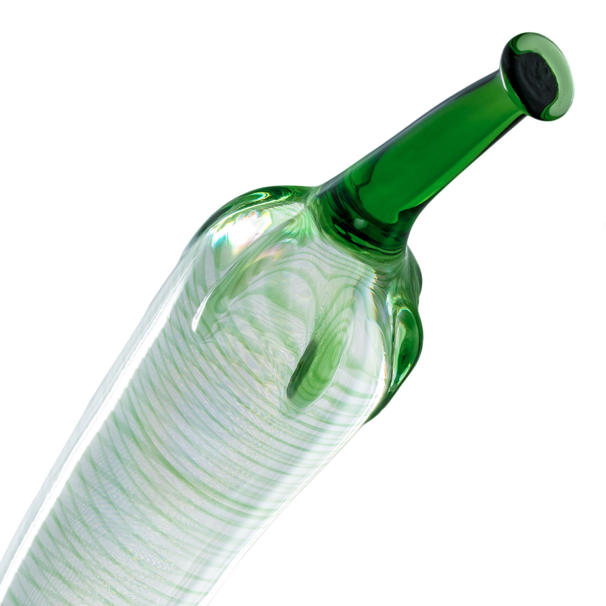 Grüne Glasflasche, klar mit weißen Streifen, gebogene Form, auf weißem Hintergrund.