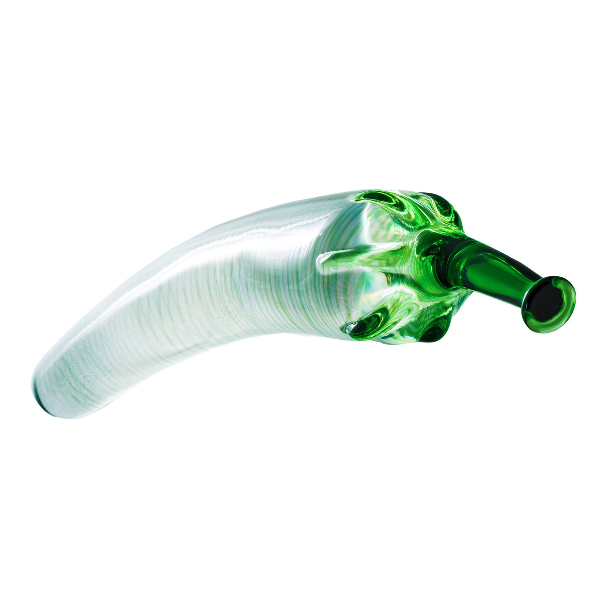 Eine transparente Chili-Schote aus Glas, grüner Stiel, auf weißem Hintergrund.