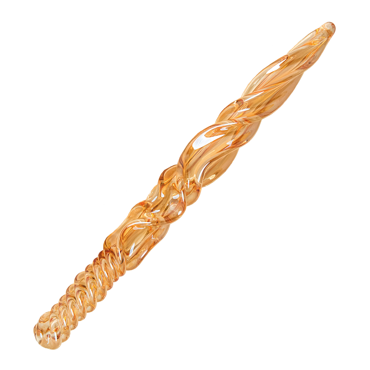 Ein klares, goldenes Glasstück, spiralförmig gedreht, isoliert auf weißem Hintergrund.