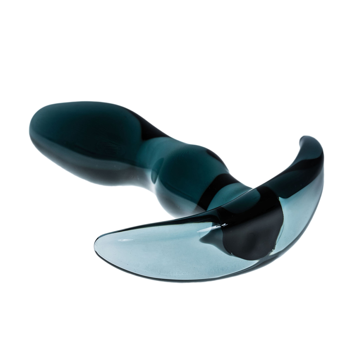 Ein blau getönter Glasdildo, gebogen und glatt, liegt auf einer weißen Oberfläche. Die Form ist ergonomisch.