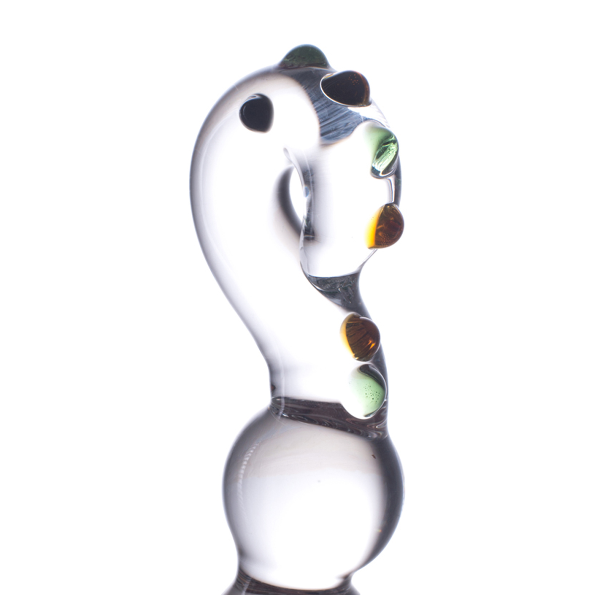 Glas-Seepferdchen-Figur mit farbigen Punkten. Es ist transparent und hat eine gebogene Form.