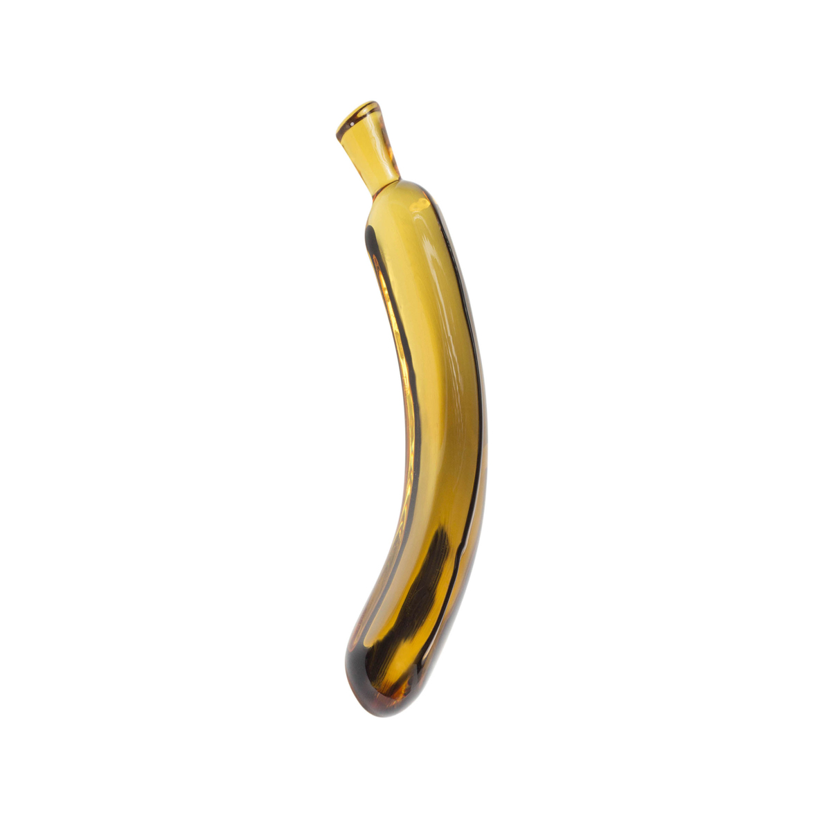 Ein bananenförmiges Glasobjekt mit braunem Wirbelmuster, isoliert auf weißem Hintergrund.